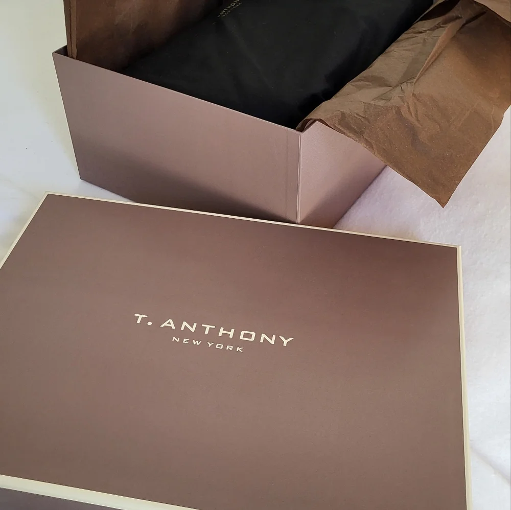 ⚜️$300. T. ANTHONY Black Tote W/ Handles & Crossbody Strap BOX & BAG. NEW IN BOX - Picture 3 of 15